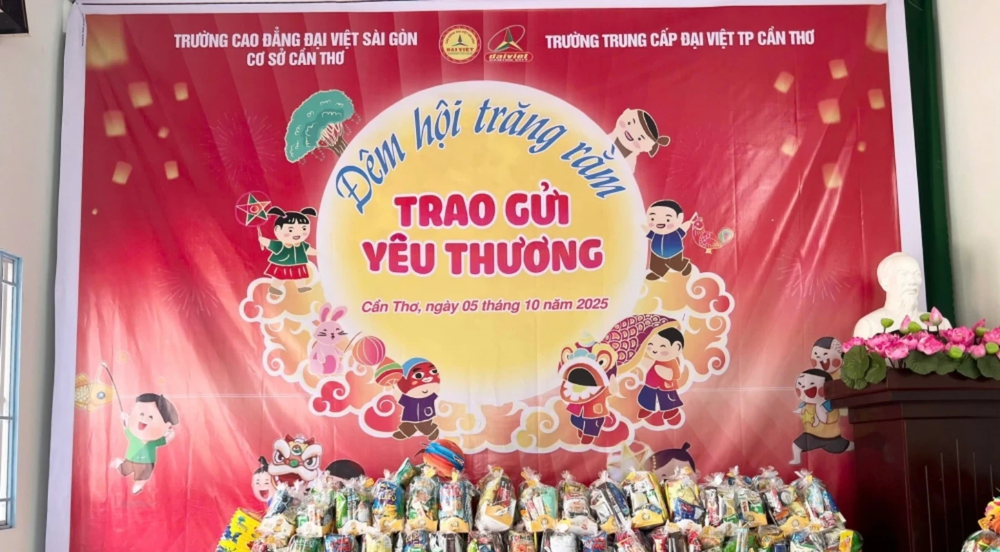 Sinh viên Đại Việt Cần Thơ tất bật chuẩn bị Đêm hội Trăng rằm 2025