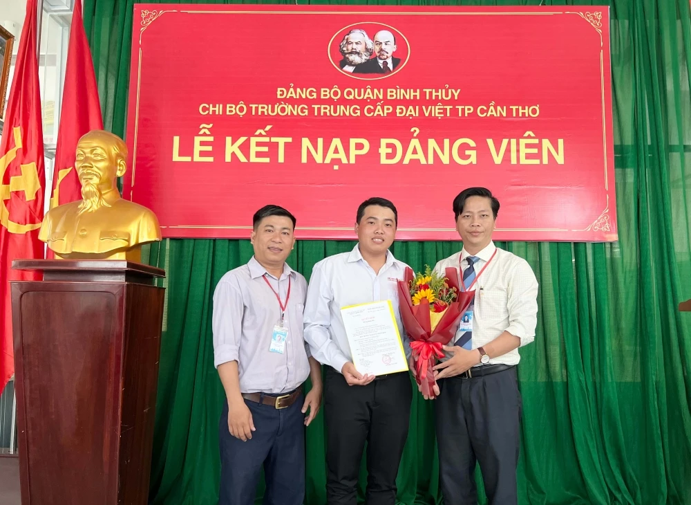 Lễ Kết Nạp Đảng Viên Mới 2025 – Trường Trung Cấp Đại Việt Thành Phố Cần Thơ
