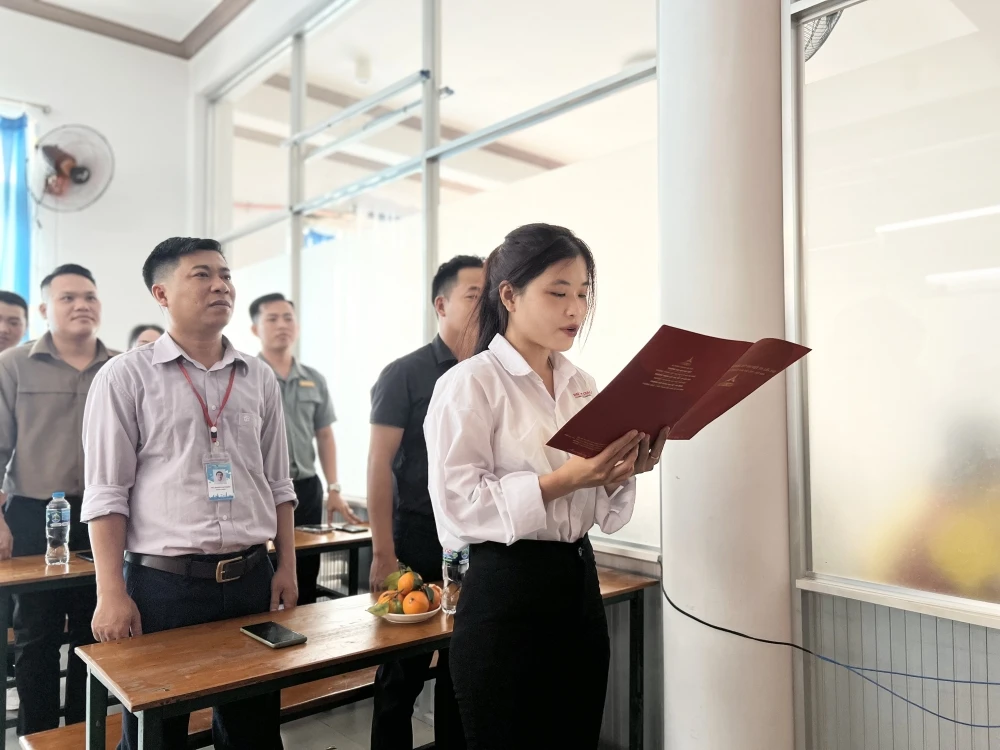 Lễ Kết Nạp Đảng Viên Mới 2025 – Trường Trung Cấp Đại Việt Thành Phố Cần Thơ