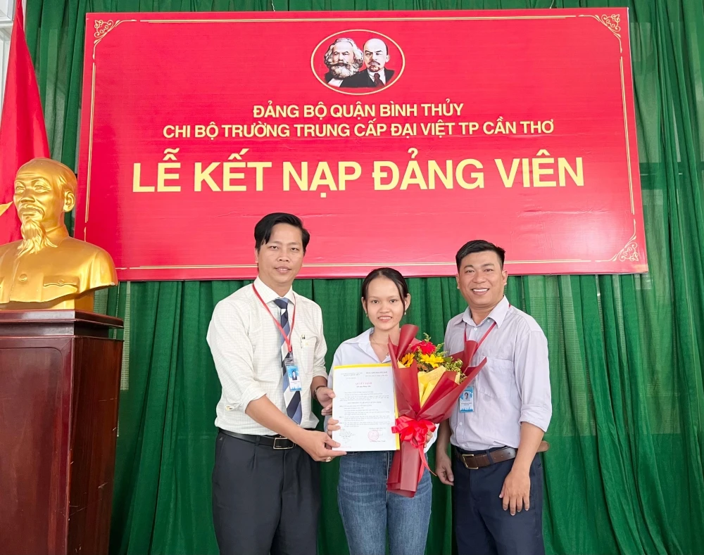 Lễ Kết Nạp Đảng Viên Mới 2025 – Trường Trung Cấp Đại Việt Thành Phố Cần Thơ