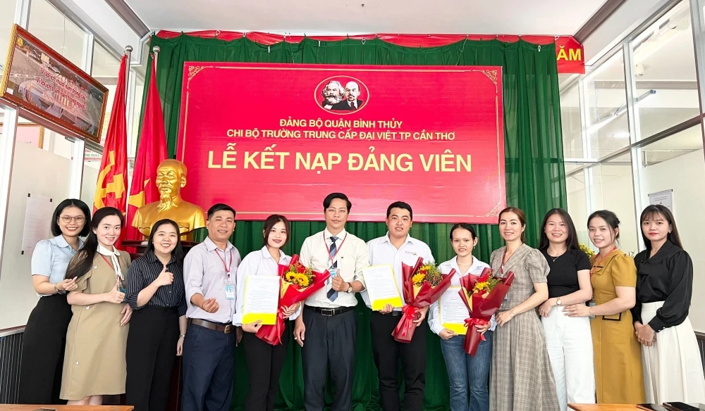 Lễ Kết Nạp Đảng Viên Mới 2025 – Trường Trung Cấp Đại Việt Thành Phố Cần Thơ