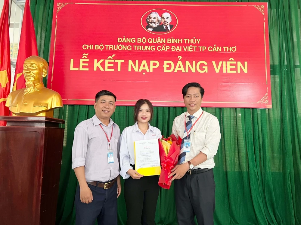 Lễ Kết Nạp Đảng Viên Mới 2025 – Trường Trung Cấp Đại Việt Thành Phố Cần Thơ