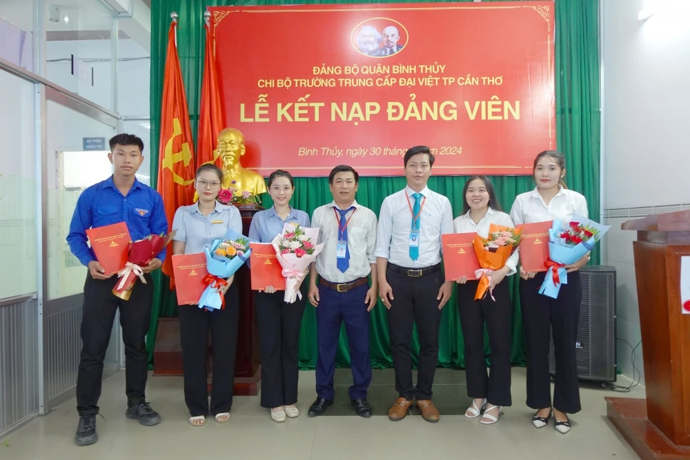 Lễ Kết Nạp Đảng Viên Mới tại Trường Trung Cấp Đại Việt Thành Phố Cần Thơ Tp Cần Thơ Ngày 30/7/2024