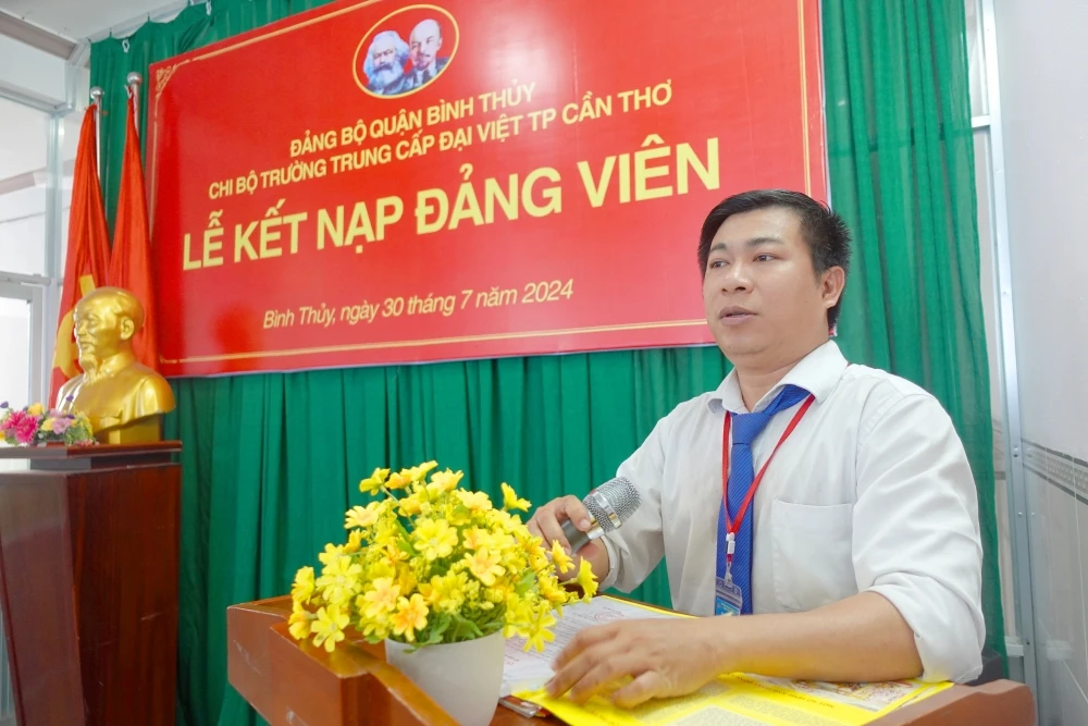 Lễ Kết Nạp Đảng Viên Mới tại Trường Trung Cấp Đại Việt Thành Phố Cần Thơ Tp Cần Thơ Ngày 30/7/2024