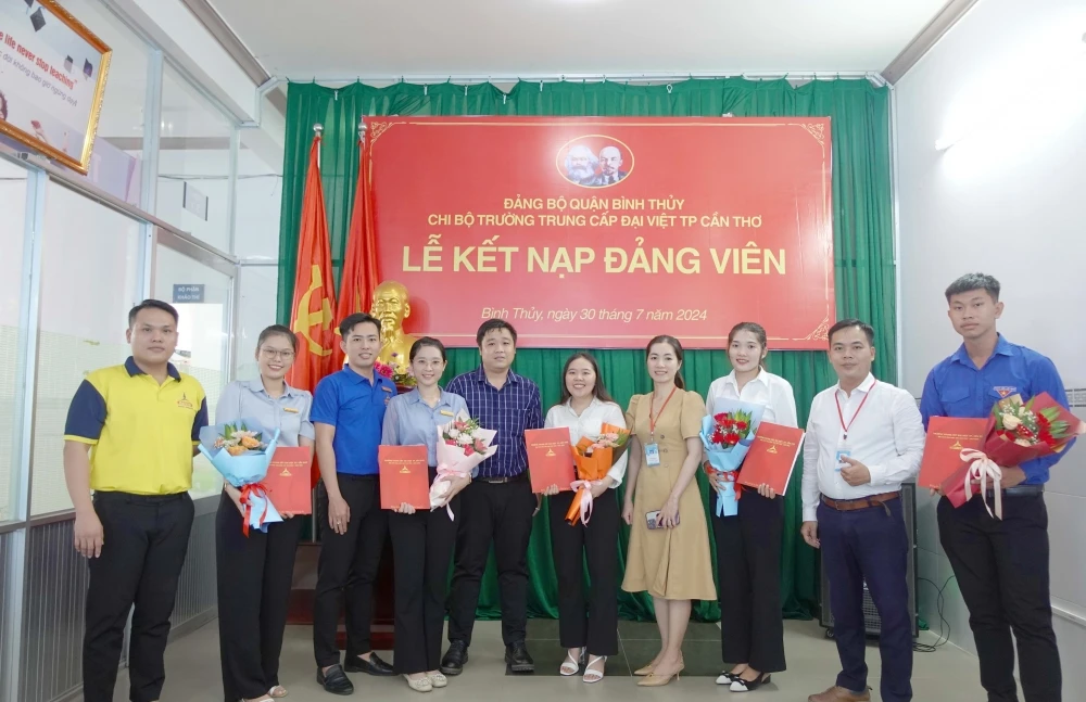 Lễ Kết Nạp Đảng Viên Mới tại Trường Trung Cấp Đại Việt Thành Phố Cần Thơ Tp Cần Thơ Ngày 30/7/2024