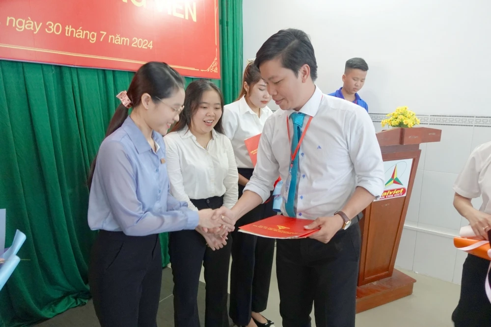 Lễ Kết Nạp Đảng Viên Mới tại Trường Trung Cấp Đại Việt Thành Phố Cần Thơ Tp Cần Thơ Ngày 30/7/2024