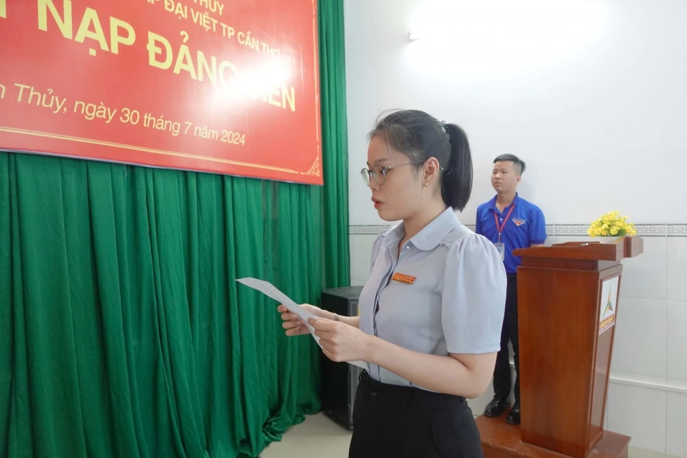 Lễ Kết Nạp Đảng Viên Mới tại Trường Trung Cấp Đại Việt Thành Phố Cần Thơ Tp Cần Thơ Ngày 30/7/2024