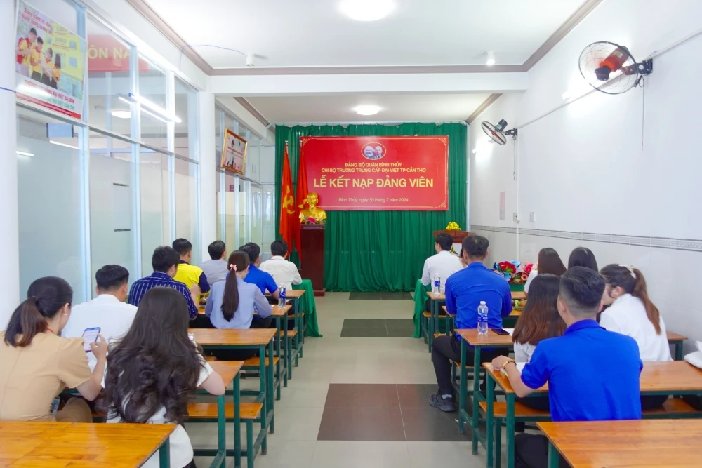 Lễ Kết Nạp Đảng Viên Mới tại Trường Trung Cấp Đại Việt Thành Phố Cần Thơ Tp Cần Thơ Ngày 30/7/2024