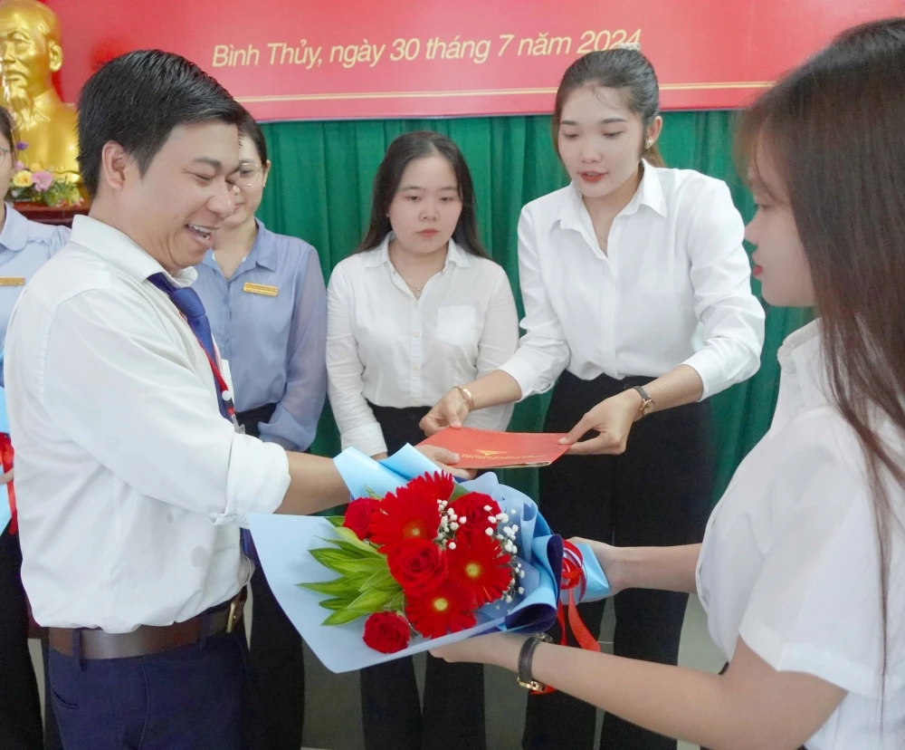 Lễ Kết Nạp Đảng Viên Mới tại Trường Trung Cấp Đại Việt Thành Phố Cần Thơ Tp Cần Thơ Ngày 30/7/2024