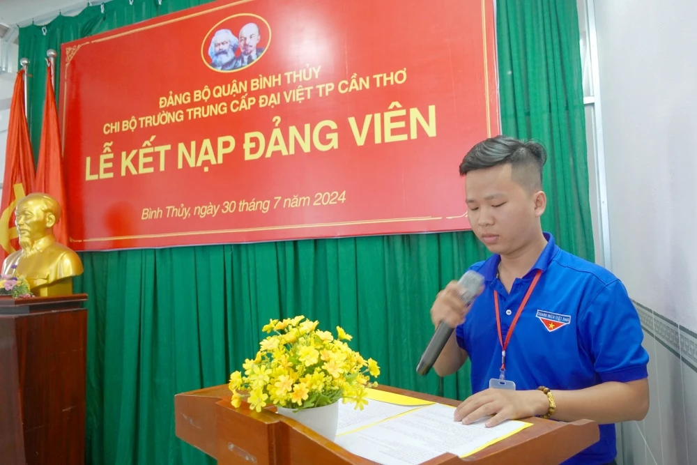 Lễ Kết Nạp Đảng Viên Mới tại Trường Trung Cấp Đại Việt Thành Phố Cần Thơ Tp Cần Thơ Ngày 30/7/2024