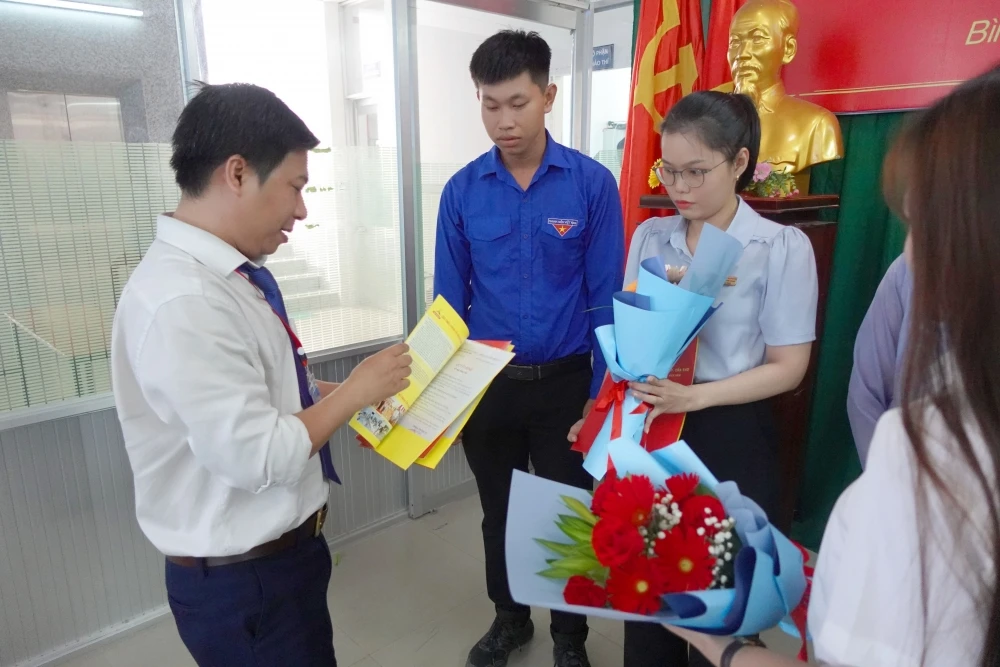 Lễ Kết Nạp Đảng Viên Mới tại Trường Trung Cấp Đại Việt Thành Phố Cần Thơ Tp Cần Thơ Ngày 30/7/2024