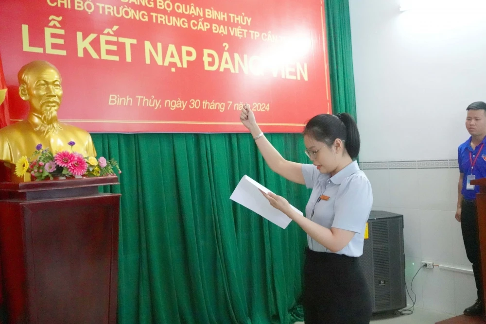 Lễ Kết Nạp Đảng Viên Mới tại Trường Trung Cấp Đại Việt Thành Phố Cần Thơ Tp Cần Thơ Ngày 30/7/2024