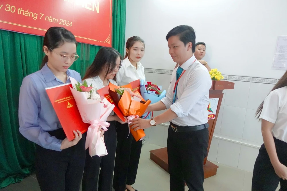 Lễ Kết Nạp Đảng Viên Mới tại Trường Trung Cấp Đại Việt Thành Phố Cần Thơ Tp Cần Thơ Ngày 30/7/2024