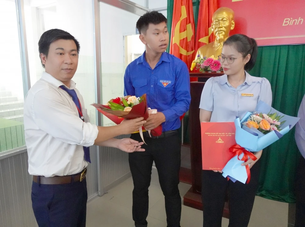 Lễ Kết Nạp Đảng Viên Mới tại Trường Trung Cấp Đại Việt Thành Phố Cần Thơ Tp Cần Thơ Ngày 30/7/2024