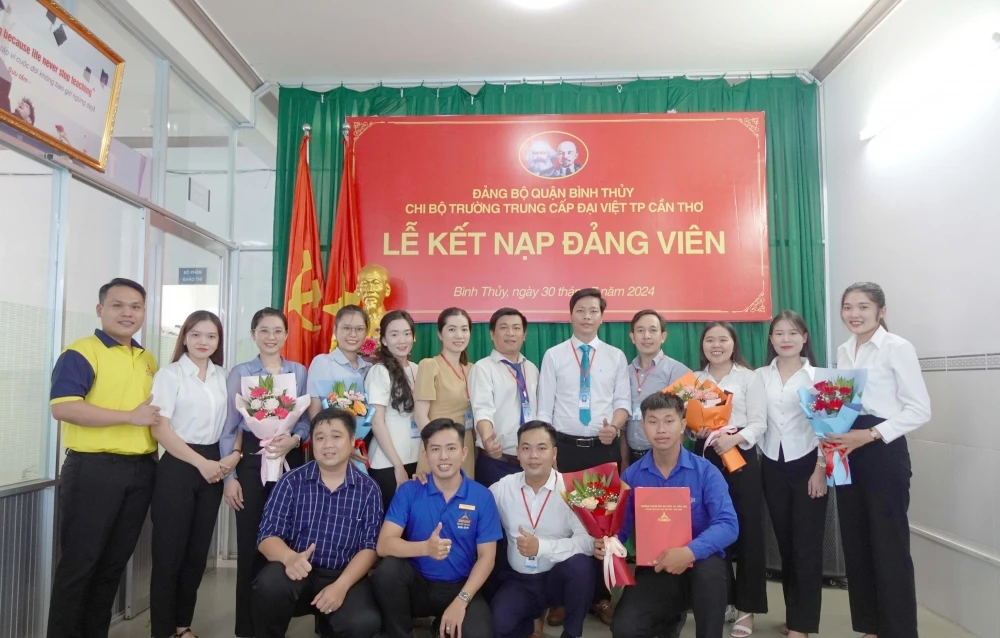 Lễ Kết Nạp Đảng Viên Mới tại Trường Trung Cấp Đại Việt Thành Phố Cần Thơ Tp Cần Thơ Ngày 30/7/2024