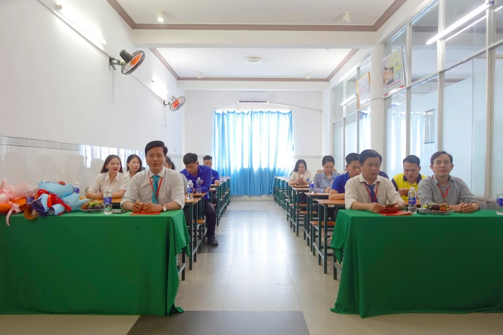 Lễ Kết Nạp Đảng Viên Mới tại Trường Trung Cấp Đại Việt Thành Phố Cần Thơ Tp Cần Thơ Ngày 30/7/2024