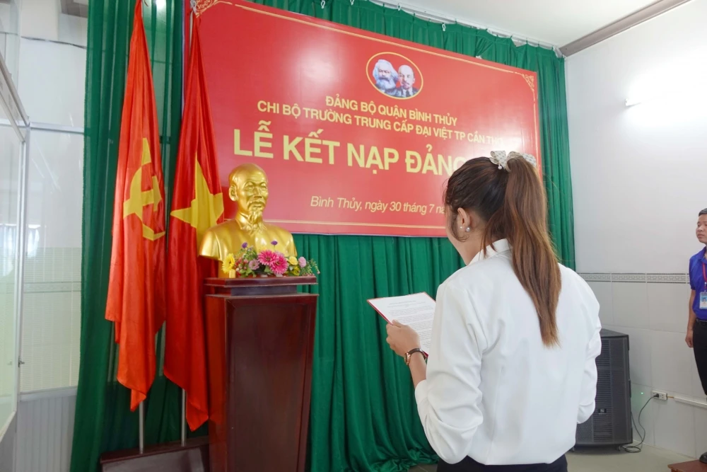 Lễ Kết Nạp Đảng Viên Mới tại Trường Trung Cấp Đại Việt Thành Phố Cần Thơ Tp Cần Thơ Ngày 30/7/2024