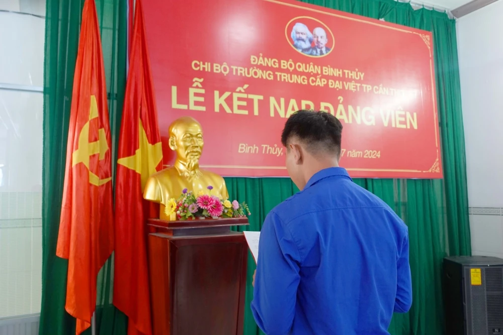 Lễ Kết Nạp Đảng Viên Mới tại Trường Trung Cấp Đại Việt Thành Phố Cần Thơ Tp Cần Thơ Ngày 30/7/2024