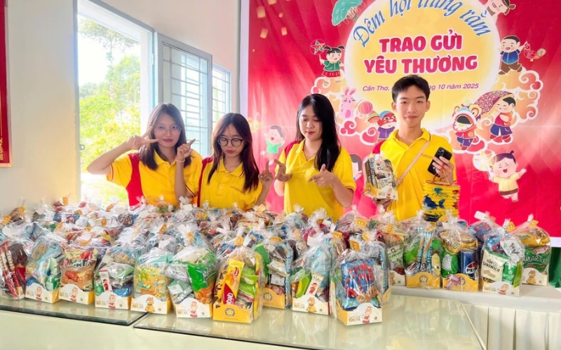 Sinh Viên Đại Việt Cần Thơ Tất Bật Chuẩn Bị Đêm Hội Trăng Rằm 2025 | Trường Cao Đẳng Đại Việt Sài Gòn Cơ Sở Cần Thơ