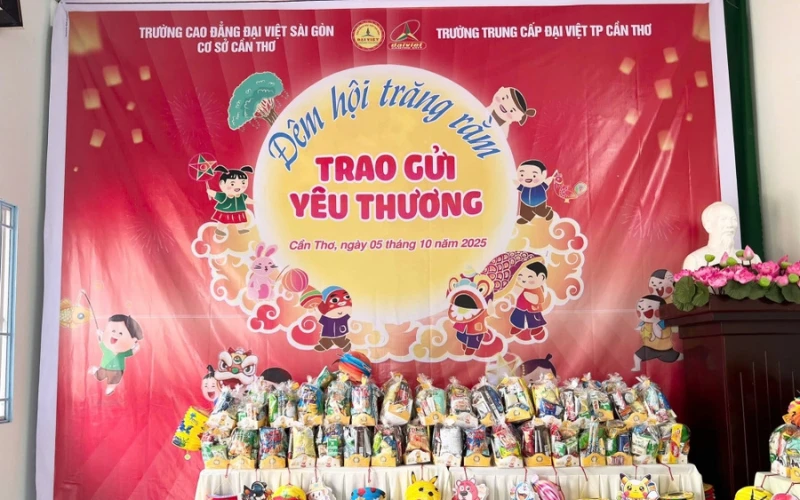 Sinh Viên Đại Việt Cần Thơ Tất Bật Chuẩn Bị Đêm Hội Trăng Rằm 2025