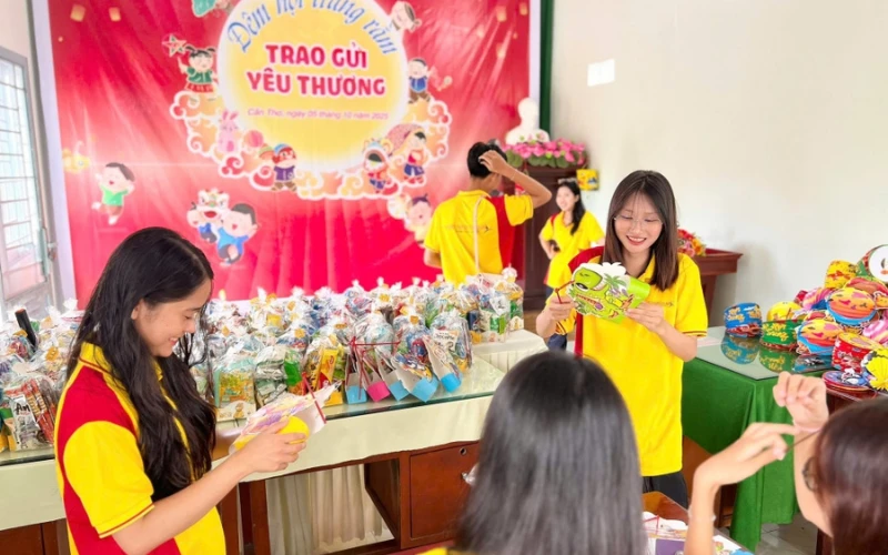 Sinh Viên Đại Việt Cần Thơ Tất Bật Chuẩn Bị Đêm Hội Trăng Rằm 2025 | Trường Cao Đẳng Đại Việt Sài Gòn Cơ Sở Cần Thơ