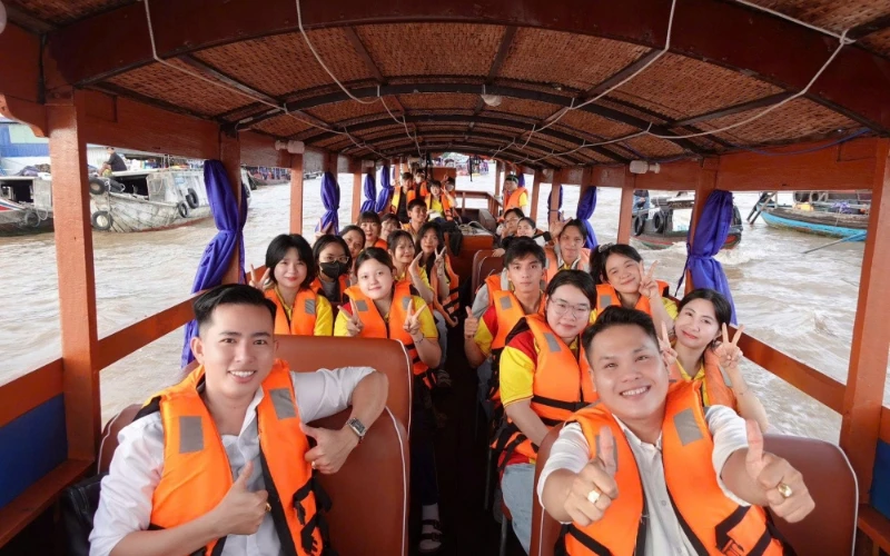 Tân Sinh Viên Đại Việt 2025 Tham Quan Chợ Nổi Cái Răng Đợt 1 và 2