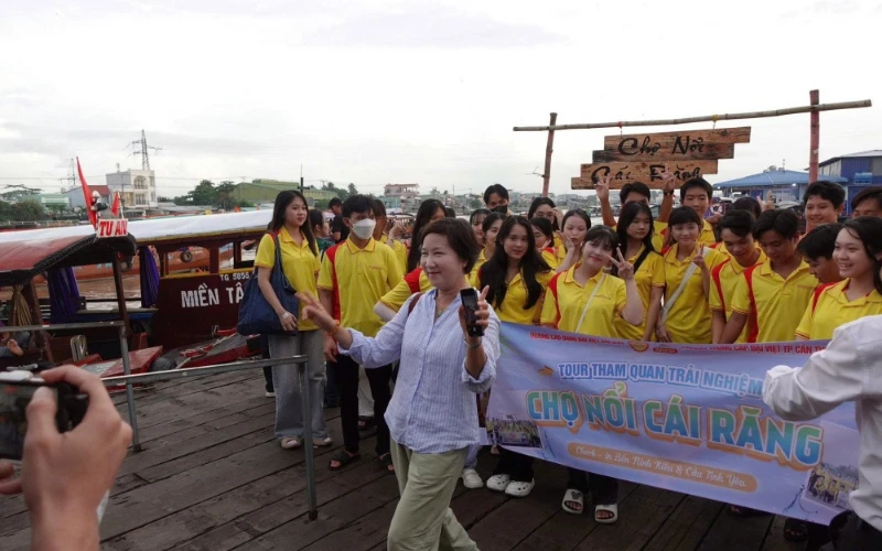 Tân Sinh Viên Đại Việt 2025 Tham Quan Chợ Nổi Cái Răng Đợt 1 và 2