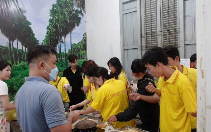 Tân Sinh Viên Đại Việt 2025 Tham Quan Chợ Nổi Cái Răng Đợt 1 và 2