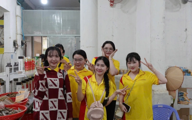 Tân Sinh Viên Đại Việt 2025 Tham Quan Chợ Nổi Cái Răng Đợt 1 và 2