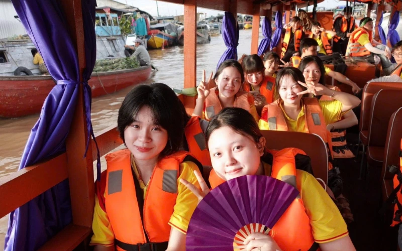 Tân Sinh Viên Đại Việt 2025 Tham Quan Chợ Nổi Cái Răng Đợt 1 và 2