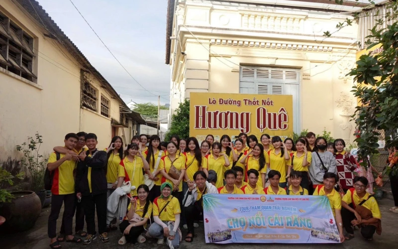 Tân Sinh Viên Đại Việt 2025 Tham Quan Chợ Nổi Cái Răng Đợt 1 và 2