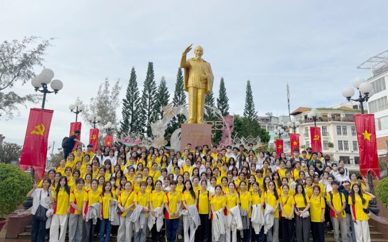 Tân Sinh Viên Đại Việt 2025 Tham Quan Chợ Nổi Cái Răng Đợt 3 và 4