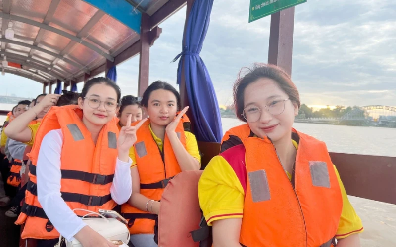 Tân Sinh Viên Đại Việt 2025 Tham Quan Chợ Nổi Cái Răng Đợt 3 và 4