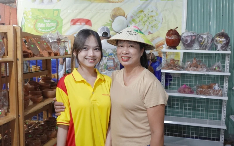 Tân Sinh Viên Đại Việt 2025 Tham Quan Chợ Nổi Cái Răng Đợt 3 và 4