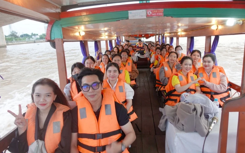 Tân Sinh Viên Đại Việt 2025 Tham Quan Chợ Nổi Cái Răng Đợt 3 và 4