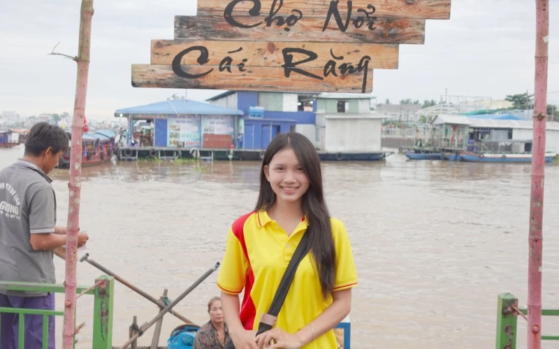 Tân Sinh Viên Đại Việt 2025 Tham Quan Chợ Nổi Cái Răng Đợt 3 và 4