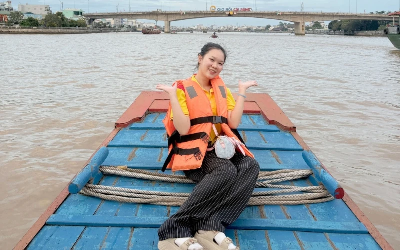 Tân Sinh Viên Đại Việt 2025 Tham Quan Chợ Nổi Cái Răng Đợt 3 và 4