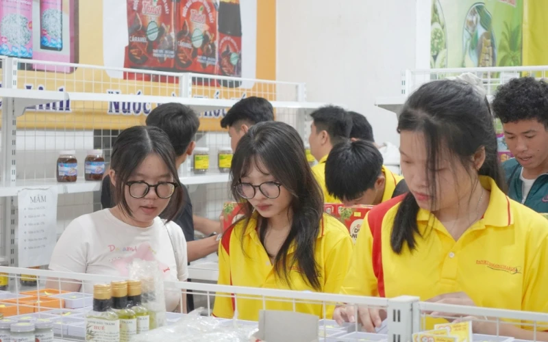 Tân Sinh Viên Đại Việt 2025 Tham Quan Chợ Nổi Cái Răng Đợt 3 và 4