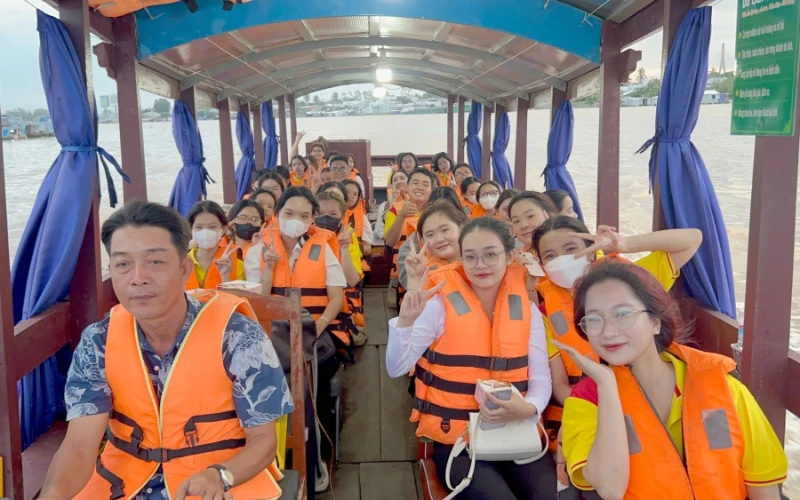 Tân Sinh Viên Đại Việt 2025 Tham Quan Chợ Nổi Cái Răng Đợt 3 và 4