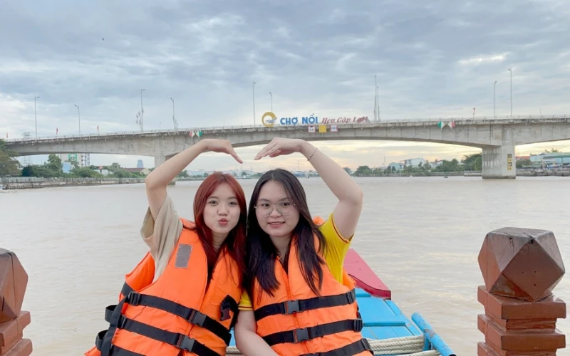 Tân Sinh Viên Đại Việt 2025 Tham Quan Chợ Nổi Cái Răng Đợt 3 và 4