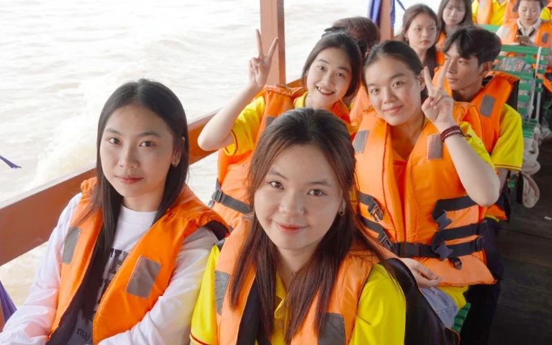 Tân Sinh Viên Đại Việt 2025 Tham Quan Chợ Nổi Cái Răng Đợt 3 và 4