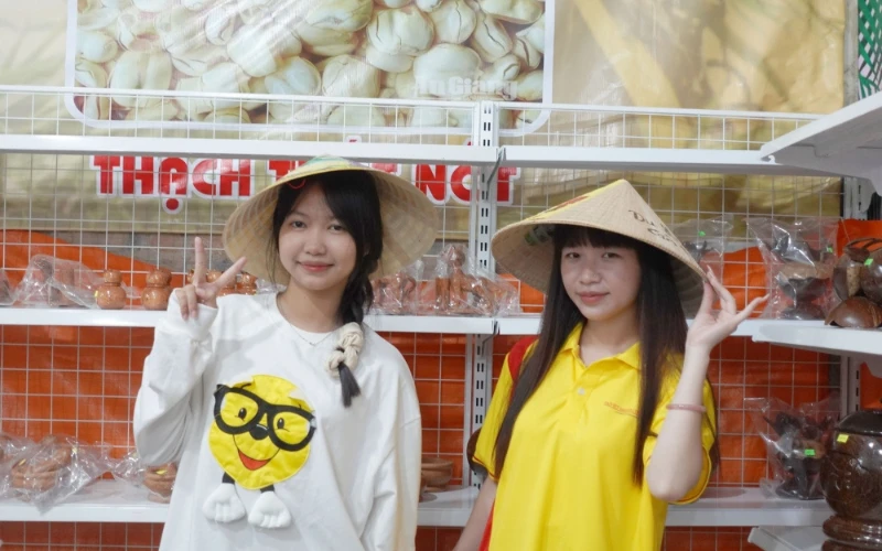 Tân Sinh Viên Đại Việt 2025 Tham Quan Chợ Nổi Cái Răng Đợt 3 và 4