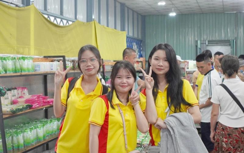 Tân Sinh Viên Đại Việt 2025 Tham Quan Chợ Nổi Cái Răng Đợt 3 và 4