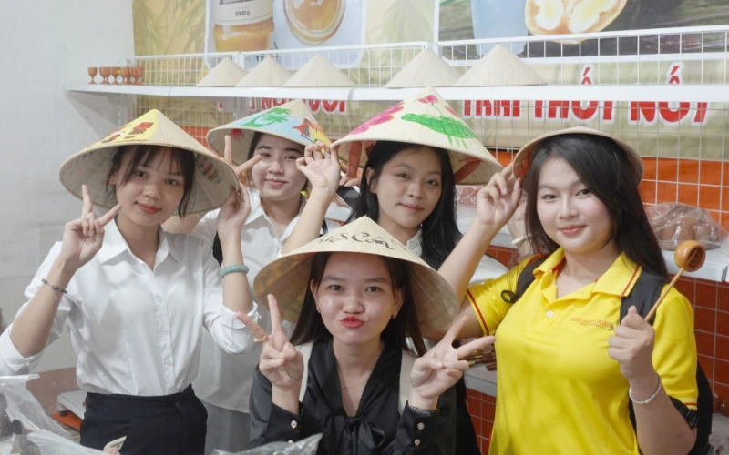 Tân Sinh Viên Đại Việt 2025 Tham Quan Chợ Nổi Cái Răng Đợt 3 và 4