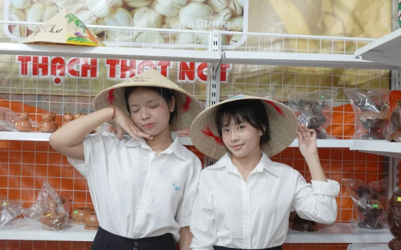 Tân Sinh Viên Đại Việt 2025 Tham Quan Chợ Nổi Cái Răng Đợt 3 và 4