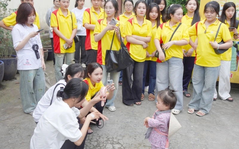 Tân Sinh Viên Đại Việt 2025 Tham Quan Chợ Nổi Cái Răng Đợt 3 và 4