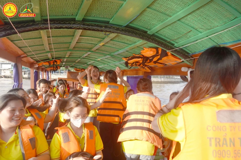 Tân Sinh Viên Đại Việt 2025 Tham Quan Chợ Nổi Cái Răng Đợt 5