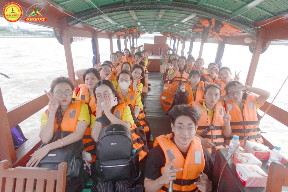 Tân Sinh Viên Đại Việt 2025 Tham Quan Chợ Nổi Cái Răng Đợt 5