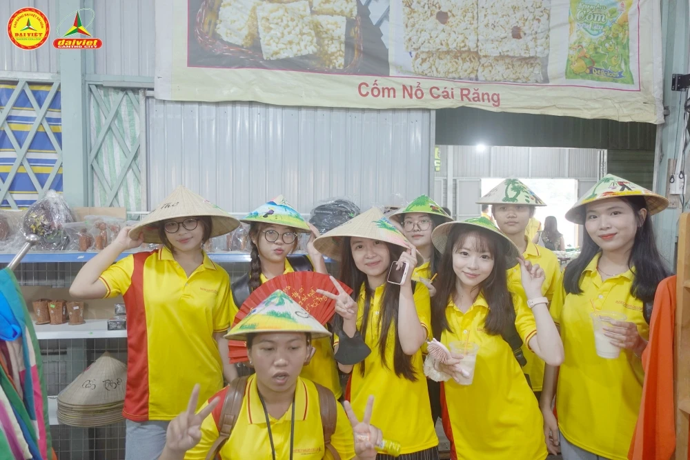 Tân Sinh Viên Đại Việt 2025 Tham Quan Chợ Nổi Cái Răng Đợt 5