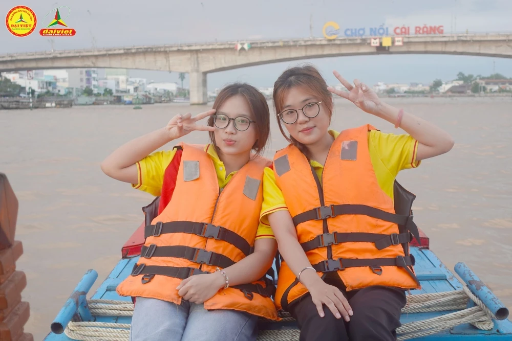 Tân Sinh Viên Đại Việt 2025 Tham Quan Chợ Nổi Cái Răng Đợt 5